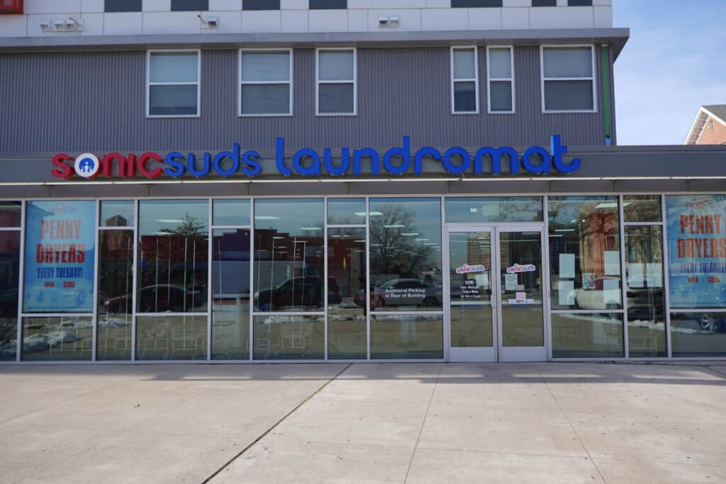 an image of Sonic Suds Laundromat of Newark entrance